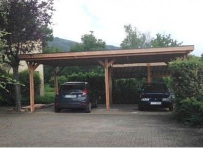 Certaines ossatures en bois toit plat font d'excellents carports voiture doubles